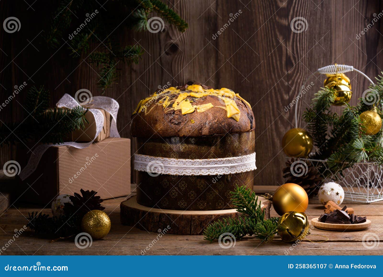 Panettone De Gâteau Traditionnel Italien De Noël Avec Ruban Blanc