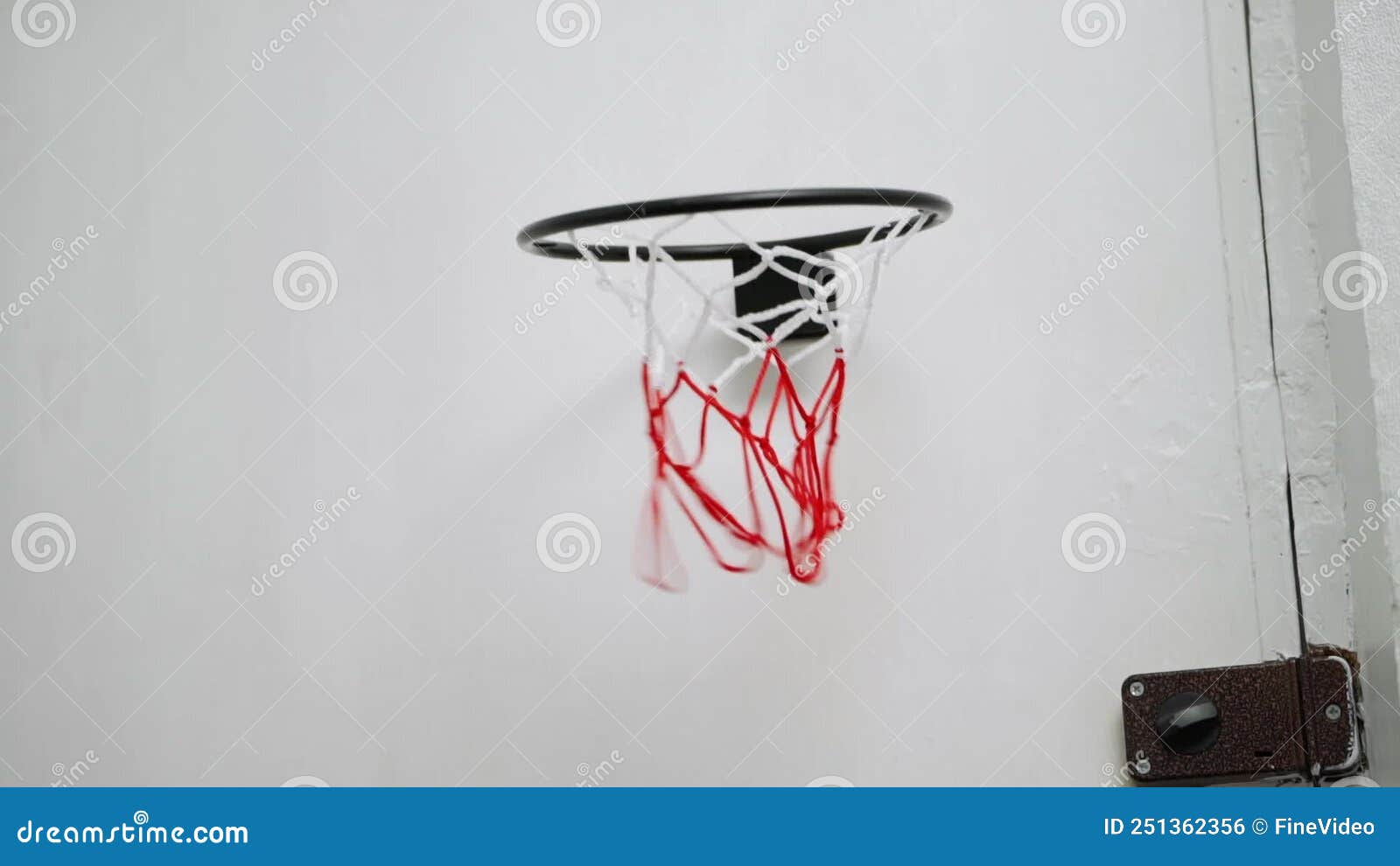 Panier De Basket à La Porte De La Chambre. Le Basket Frappe Le