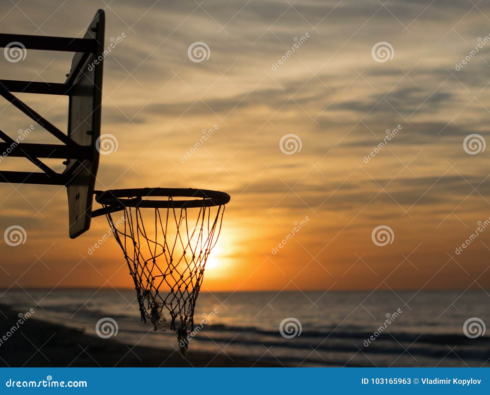 Panier De Basket Ball Dans Les Rayons Du Coucher De Soleil