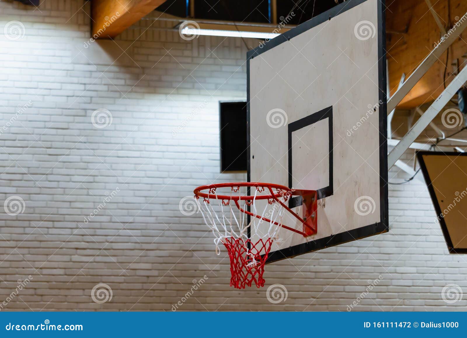 Panier De Basket Usagé, Cerceau, Filet à L'intérieur Du Terrain De Basket,  Vue Latérale Droite Photo stock - Image du fond, rayure: 161111472