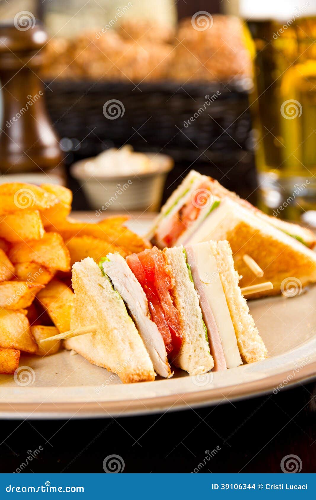 Panino di club con le fritture su un piatto