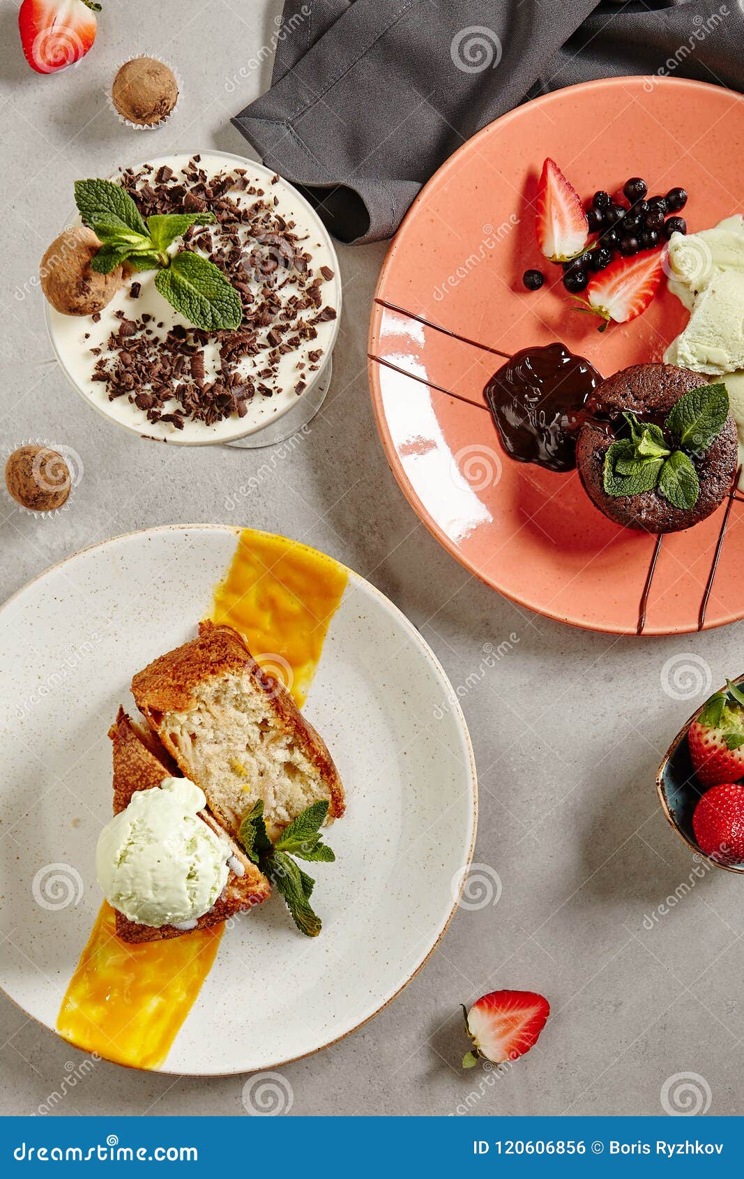 Panna Cotta Fondant De Chocolat Charlotte Et Creme Glacee Photo Stock Image Du Plaque Cupcake Panna Cotta Fondant De Chocolat Charlotte Et Creme Glacee Photo Stock Image Du Plaque Cupcake