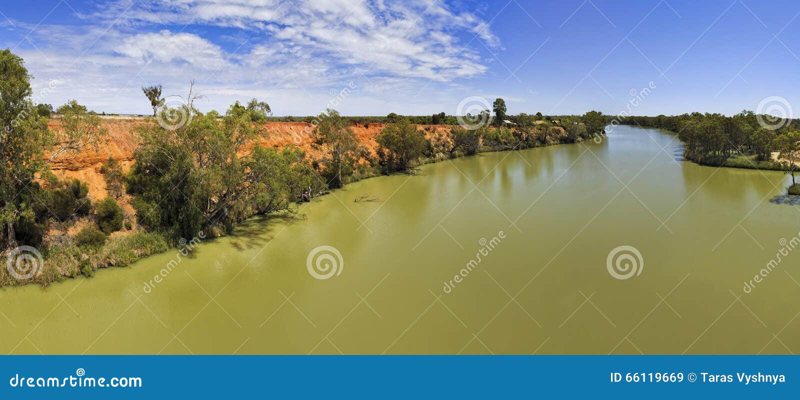 Panna för SA Murray From Bridge Day Vert. Panoramautsikt av sneda bollen och den största australiska floden Murray från bron på en solig dag