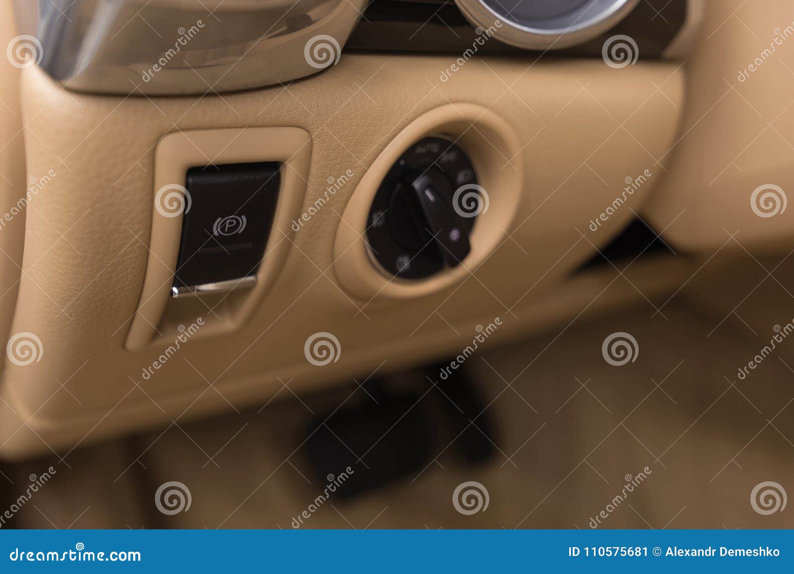 Panneau De Commande De Voiture Avec Le Bouton De Stationnement Image stock  - Image du matériel, dashboard: 110575681