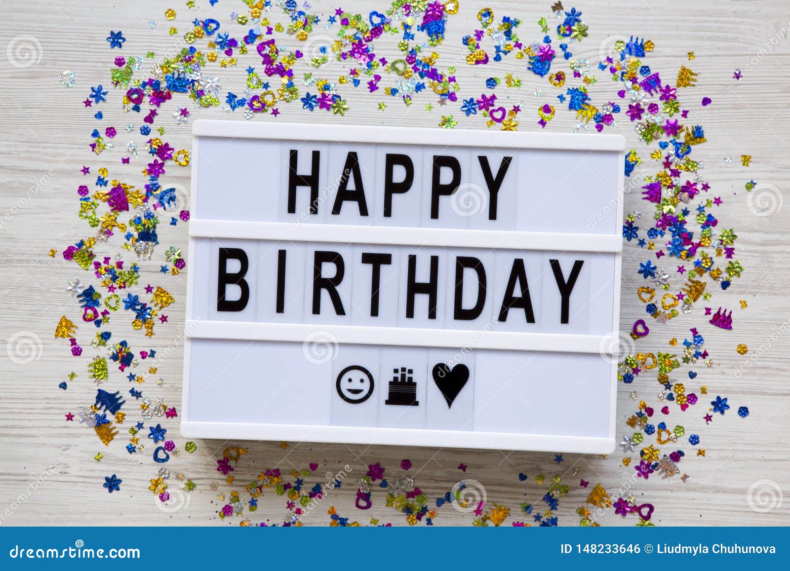 Panneau Moderne Avec Des Mots De Joyeux Anniversaire Partie De Decoration Sur Le Fond En Bois Blanc Vue Superieure Configura Photo Stock Image Du Decoratif Anniversaire