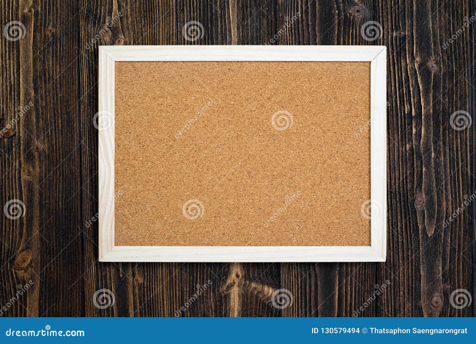 Panneau Vide De Liège Avec Le Cadre En Bois Sur Le Bureau En Bois, Vue  Supérieure Avec Photo stock - Image du avis, transmission: 130579494