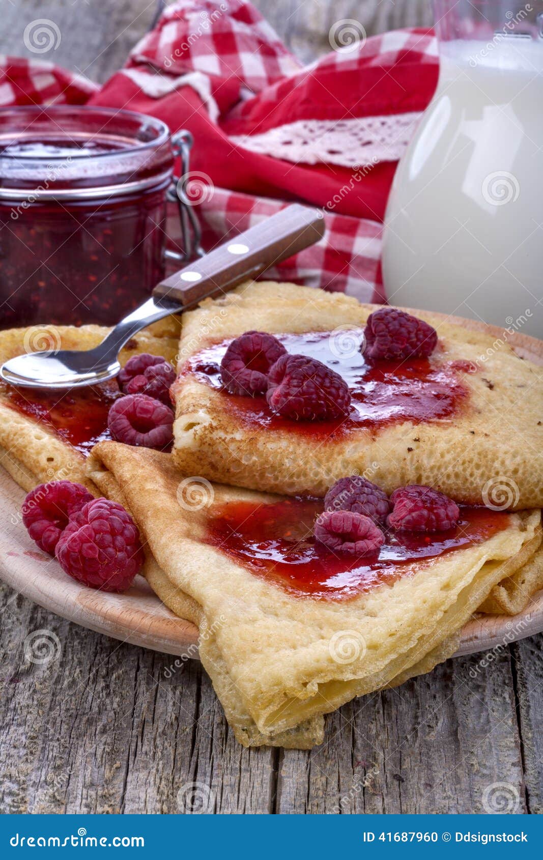 Блинчики с малиновым джемом