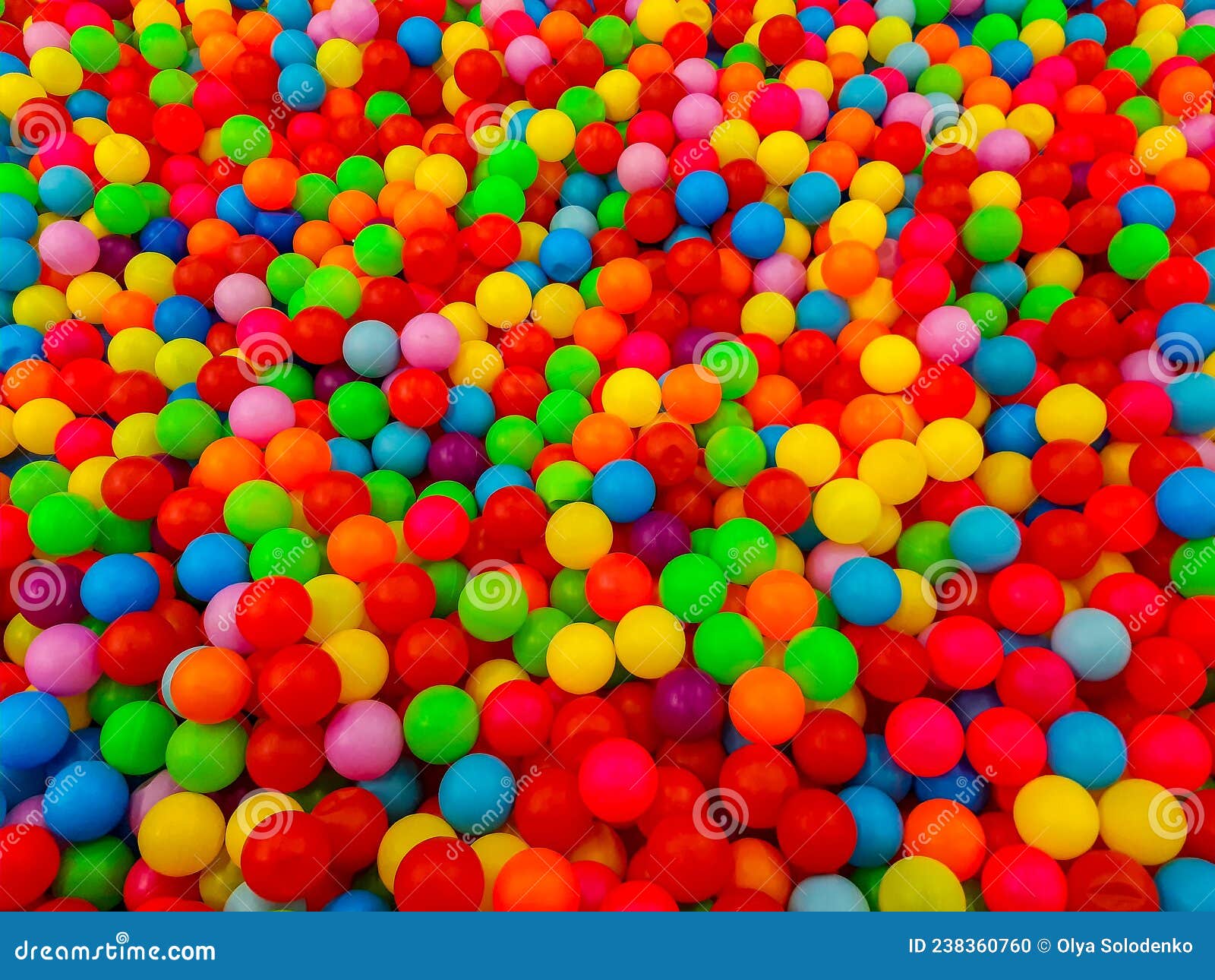 Bolas coloridas brilhantes para a piscina para jogos infantis.