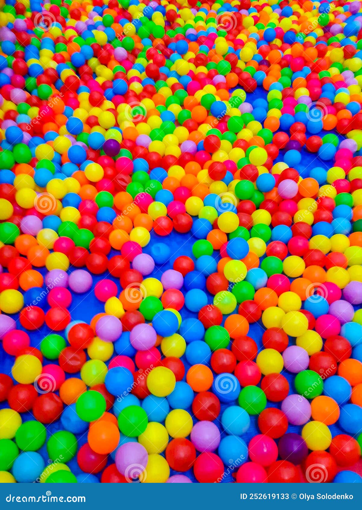 Bolas coloridas brilhantes para a piscina para jogos infantis.