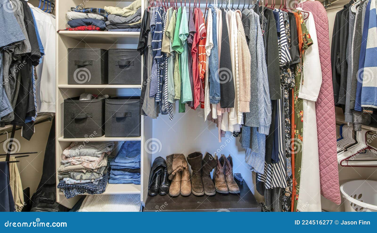 Pano Organizó Una Pequeña Caminata En Un Armario Con Ropa Y Cajas Para  Guardar Ropa Imagen de archivo - Imagen de muebles, perchas: 224516277