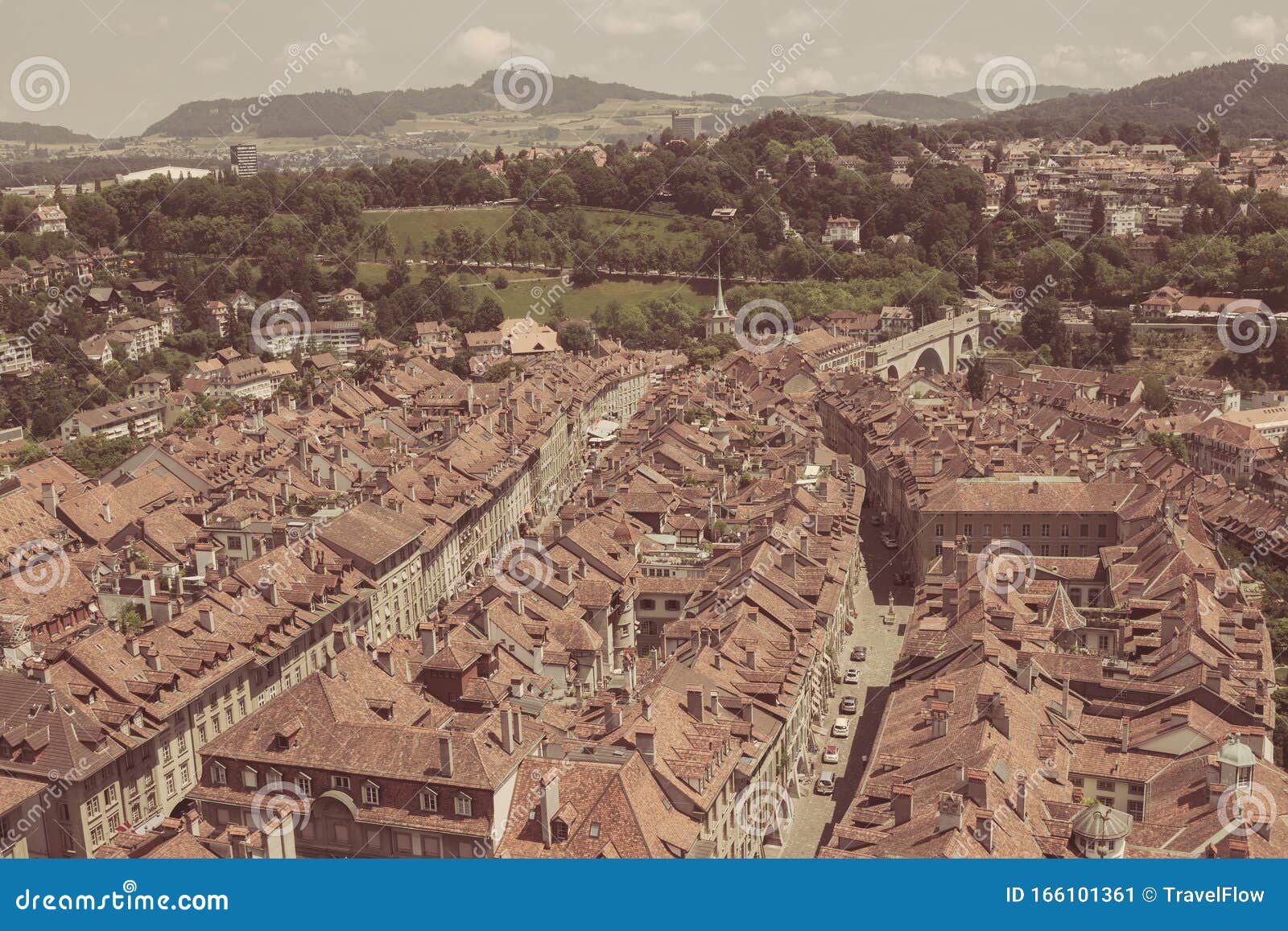 Panorama aerea dello storico centro di Berna del Ministero di Berna, Svizzera Paesaggio estivo, giorno di sole e cielo azzurro