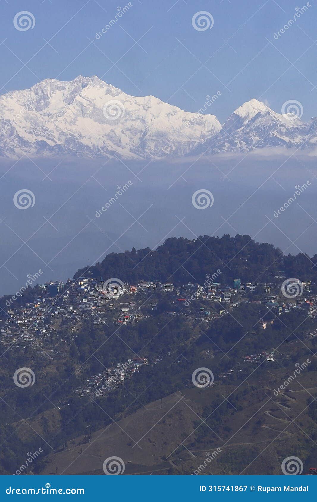 panorama of beautiful darjeeling hill station and snowcapped mount kangchenjunga