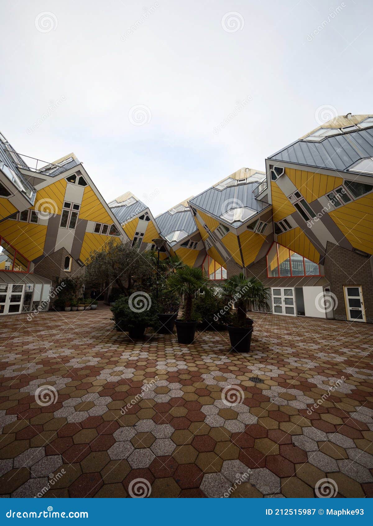 liberaal vertaling Huiskamer Panorama Bekijkt De Gebouwen Van De Gele Kubus Kubuswoningen Van De Mordern  in Rotterdam Nederland Europa Redactionele Fotografie - Image of  architectuur, innovatief: 212515987