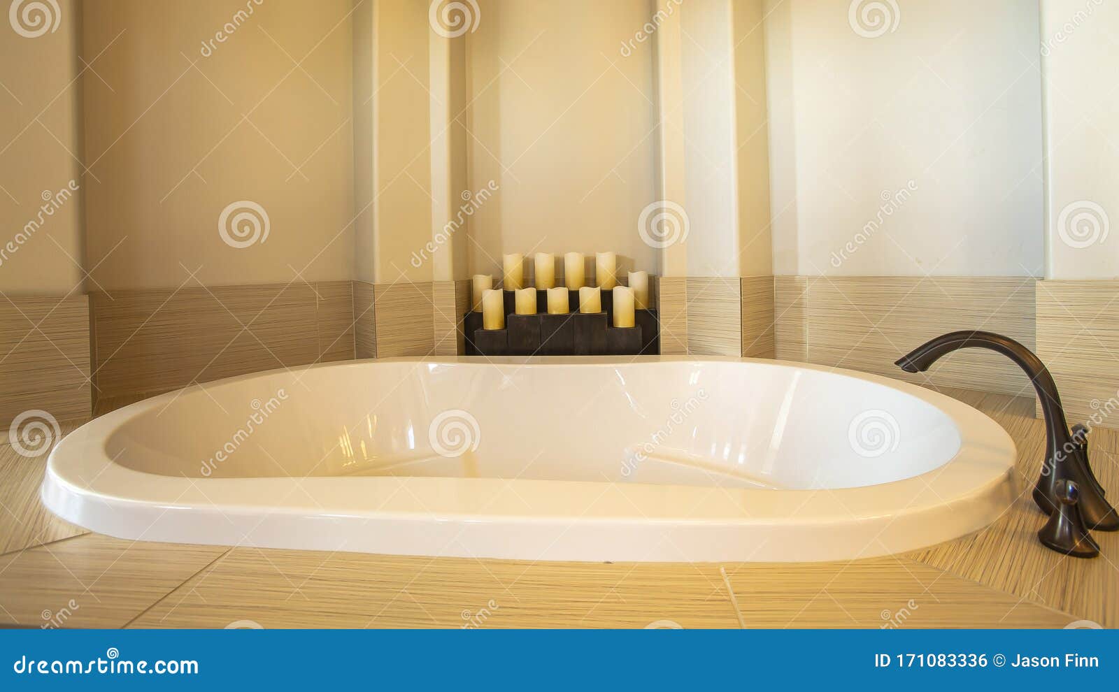 Panorama Clean Glossy White Built In Bathtub With Faucet Inside