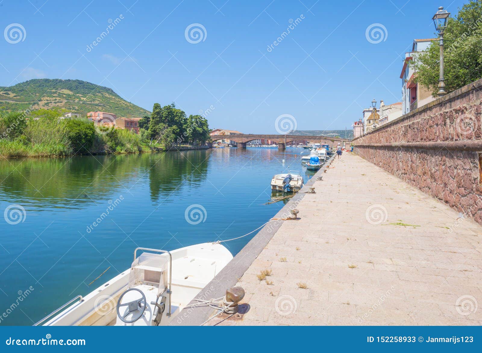 Cidade italiana Bosa encanta pela riqueza histórica e pelo