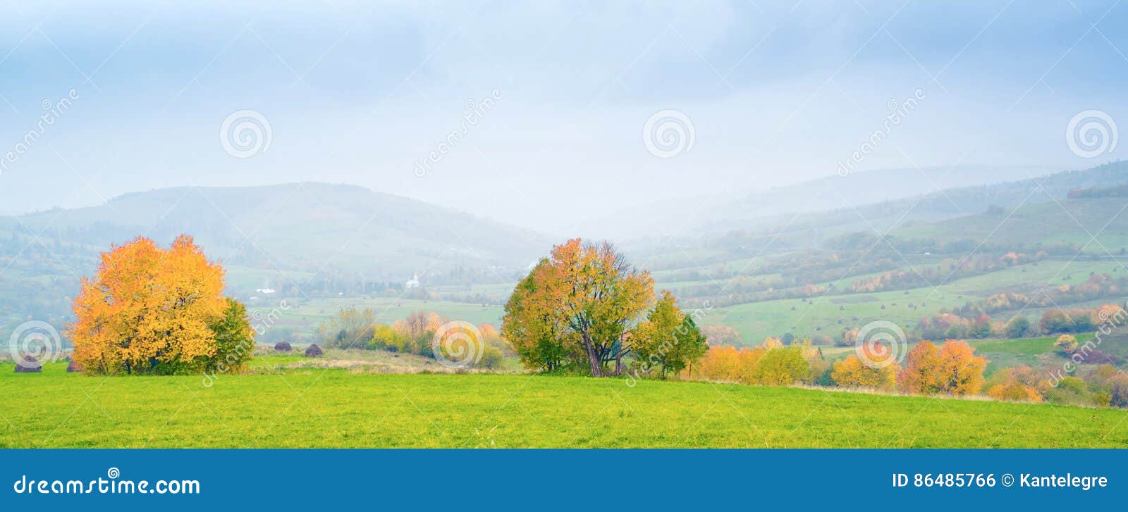 Panorama da montanha do outono