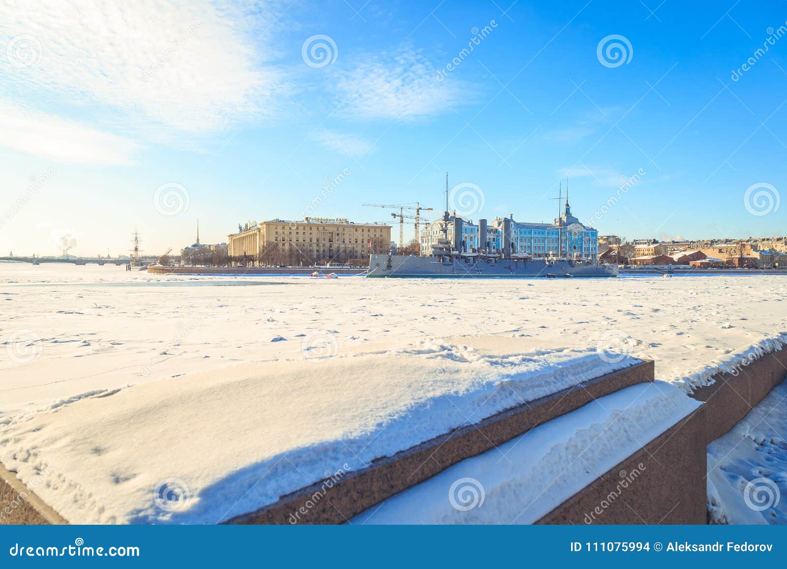 Panorama de la aurora del crucero en St Petersburg en invierno. Panorama de la aurora del crucero en St Petersburg en un día de invierno