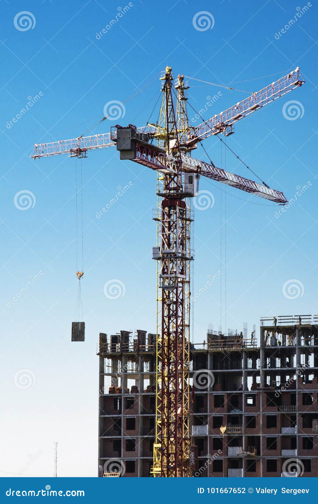 Panorama de la construcción en el fondo del cielo azul