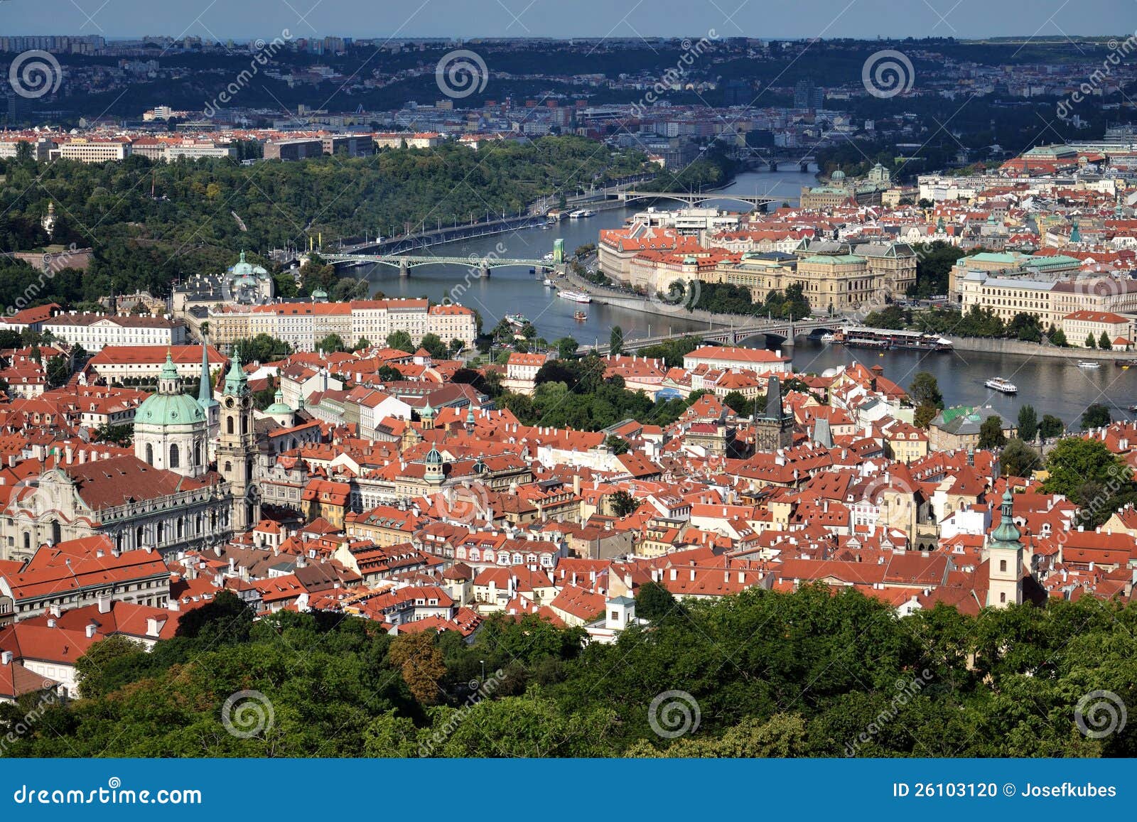 Panorama de Praga. Panorama com rio de Vltava e igreja de São Nicolau no Mala Strana, Praga, república checa.