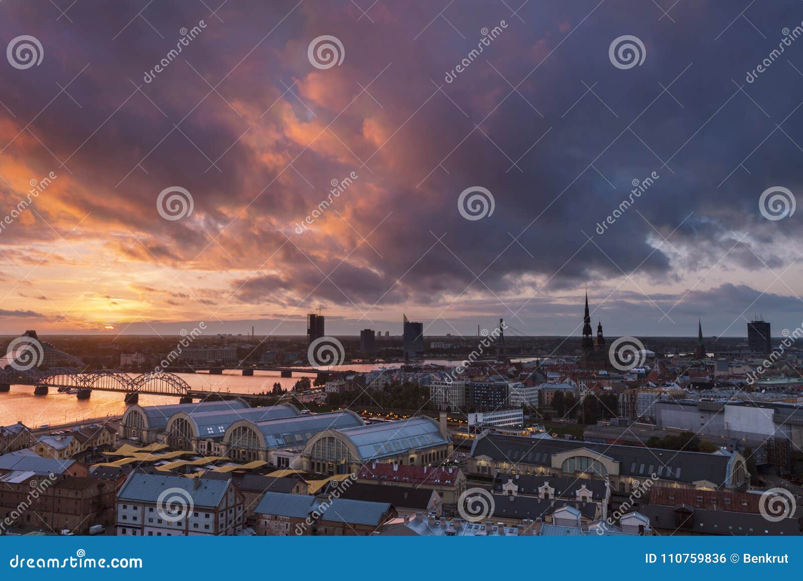 Panorama de Riga no por do sol Riga, Latvia