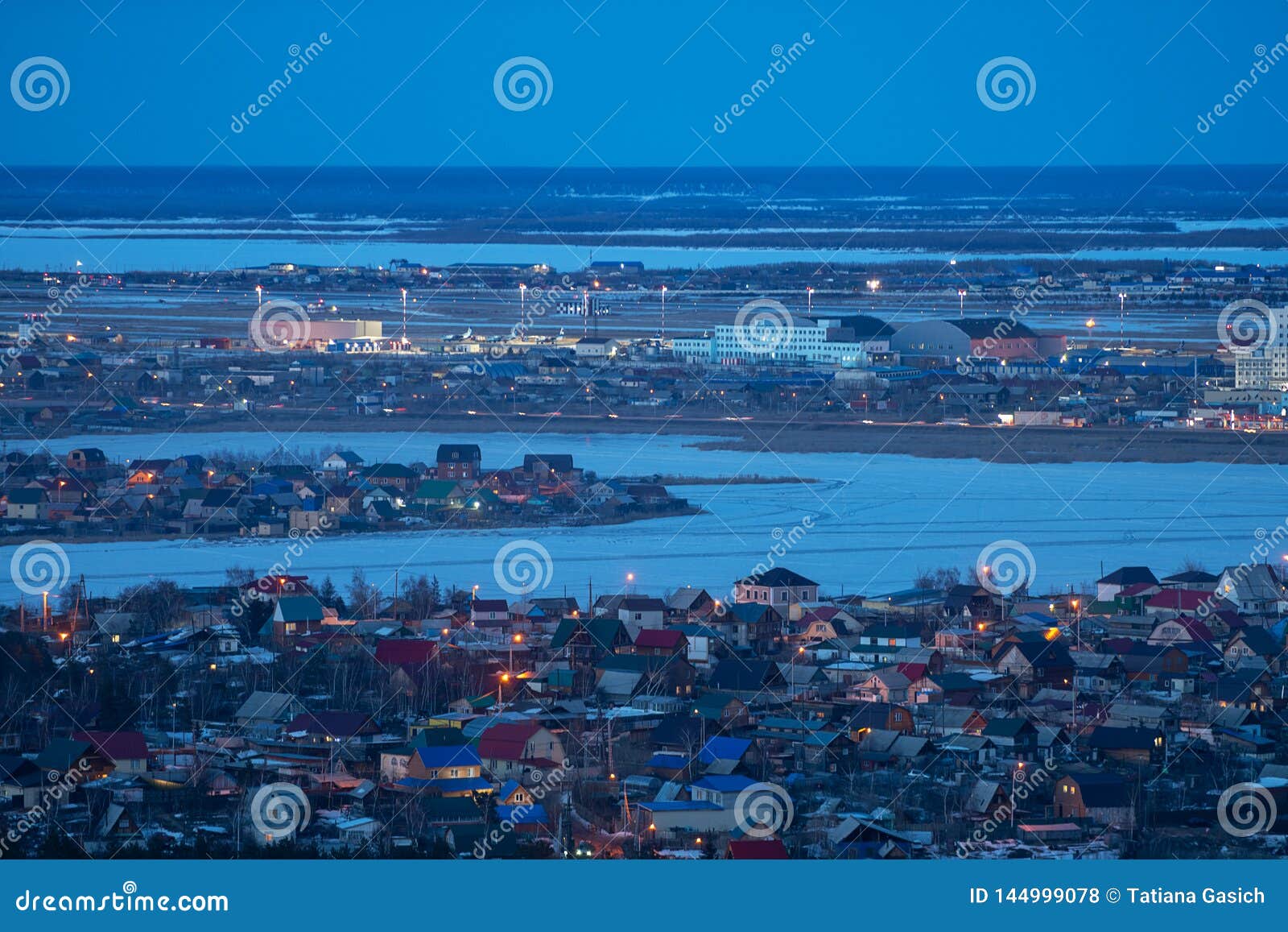 Panorama De Ville Diakoutsk Au Crépuscule Photo Stock