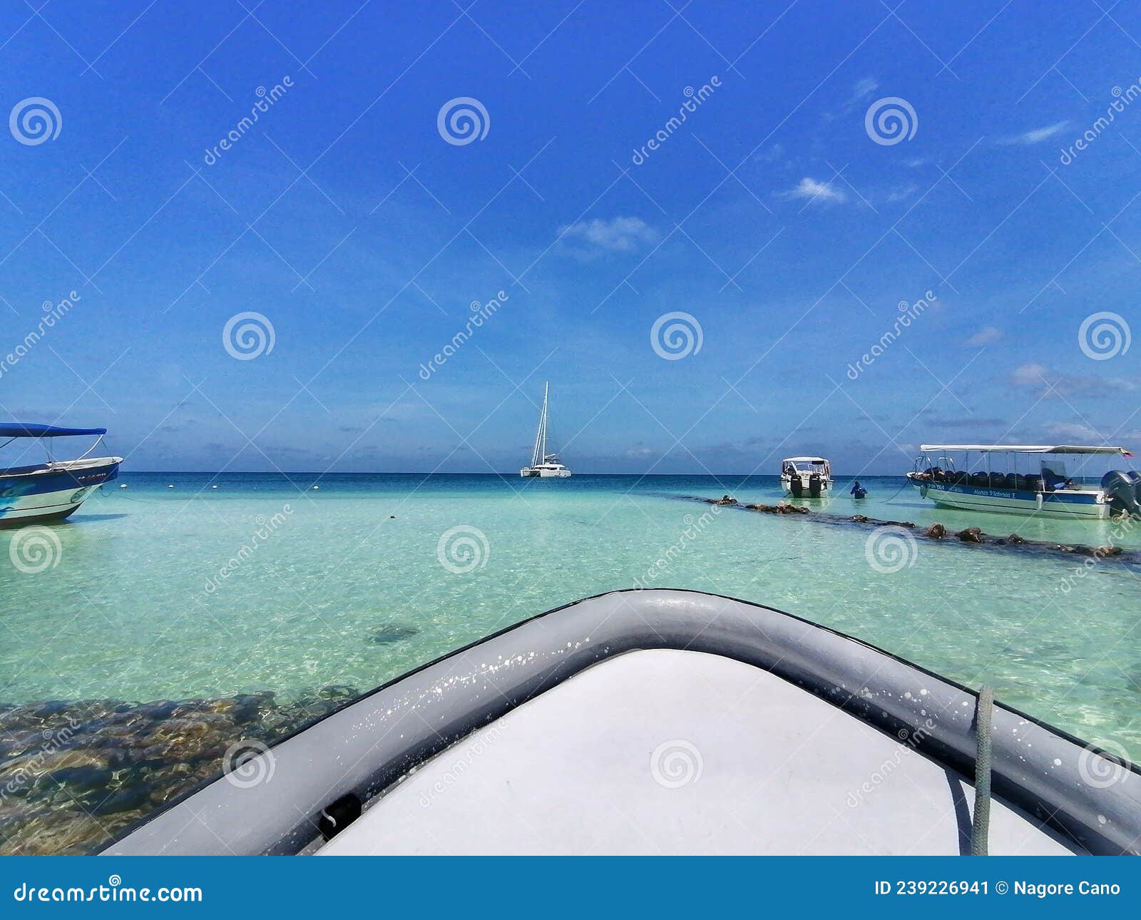 panorama del mar en la isla de tintipan en el archipielago de san bernardo en el caribe colombiano. sucre, colombia