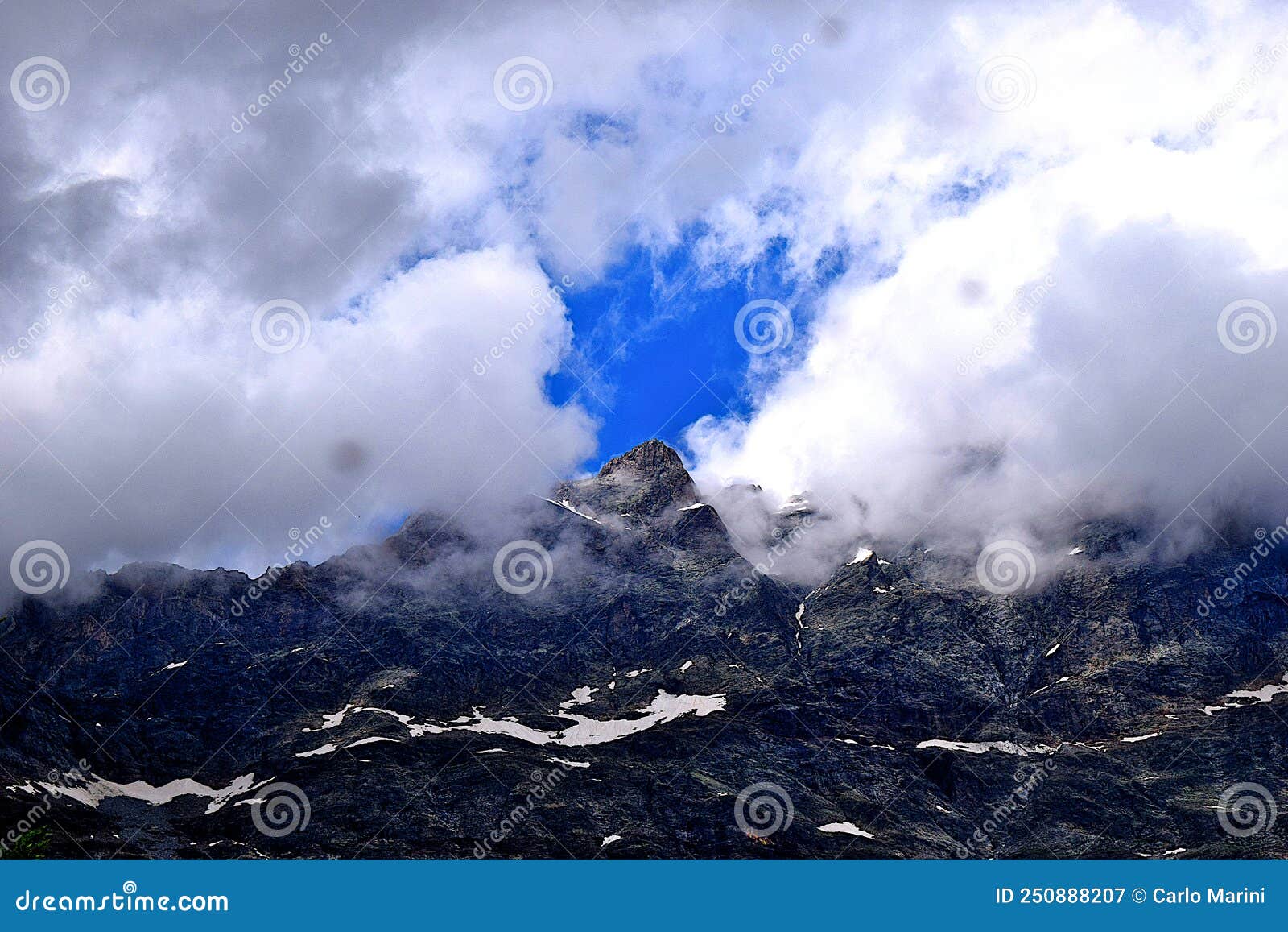 panorama delle alpi, montagna che sbuca dalle nuvole