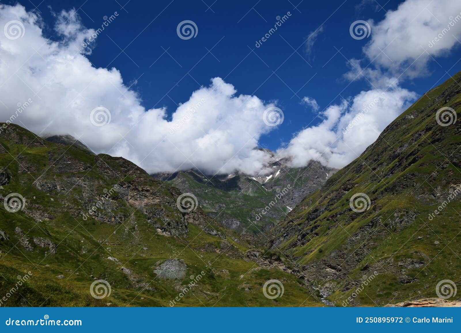 panorama delle alpi, montagna con cielo blu e nuvole bianche