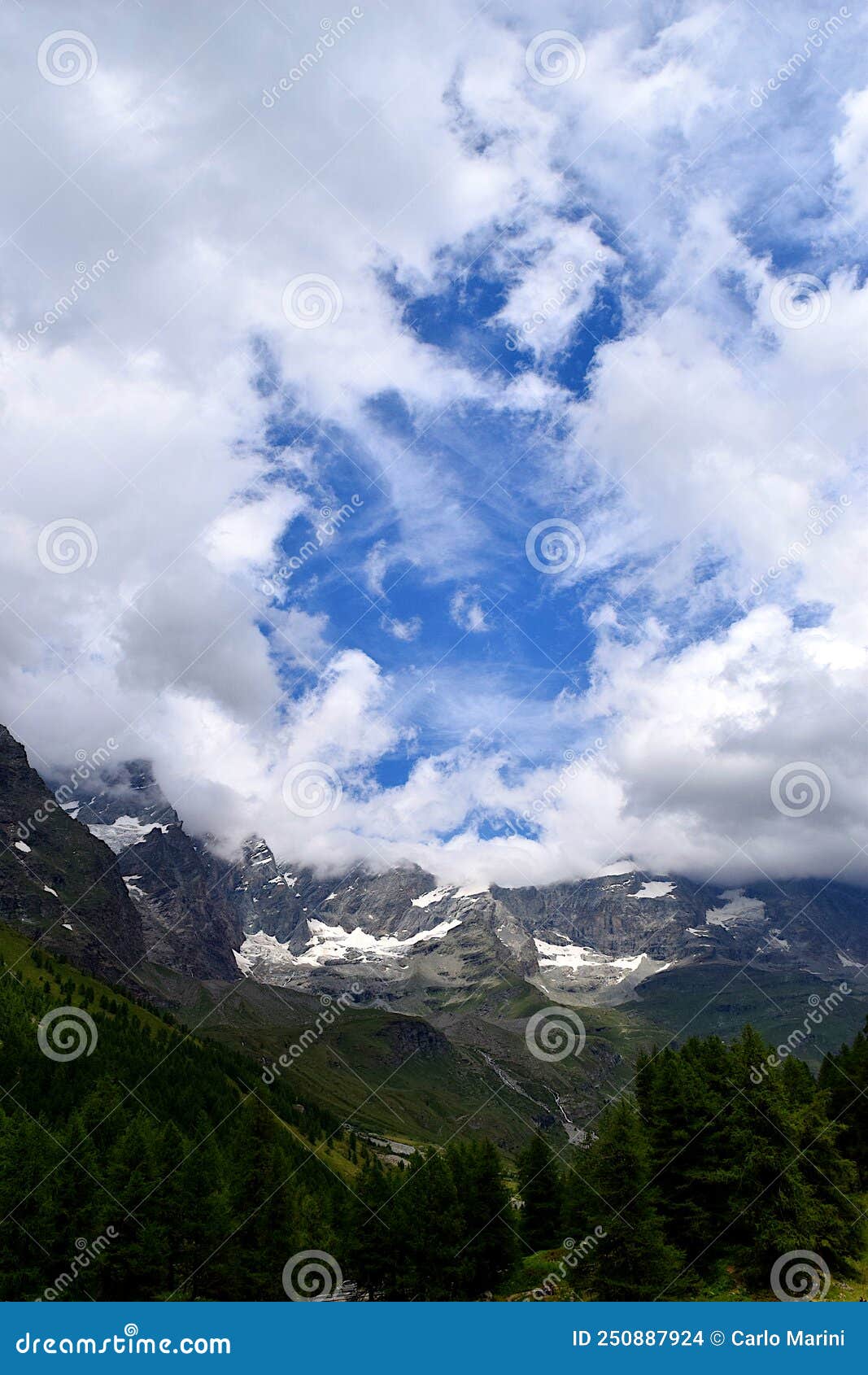 panorama delle alpi, montagne, boschi e nuvole