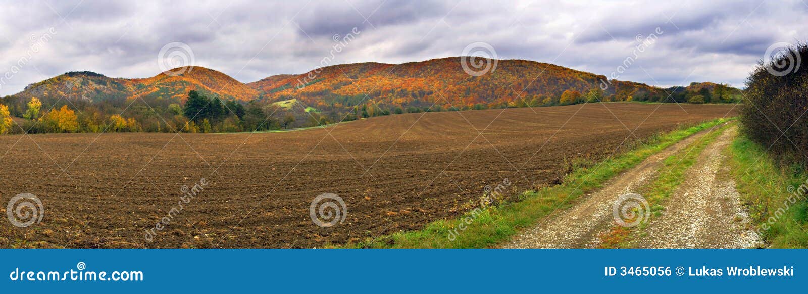 Panorama delle colline di autunno. Panorama di autunno con le colline, il campo arato e la strada. Repubblica ceca, Europa.