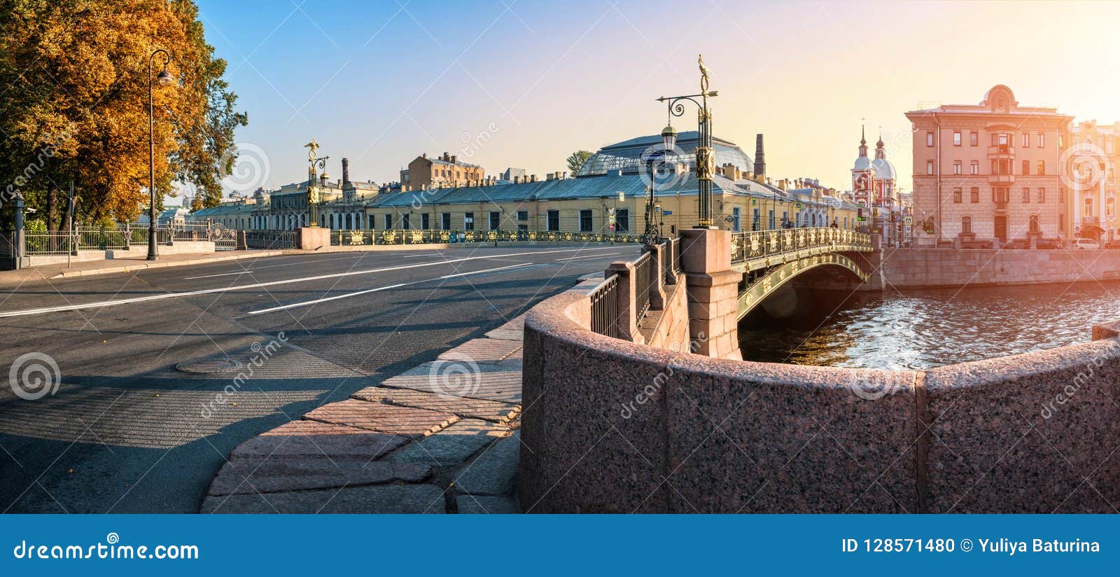 Panorama di Panteleimon Bridge sopra il fiume di Fontanka a St Petersburg nella mattina in anticipo di autunno