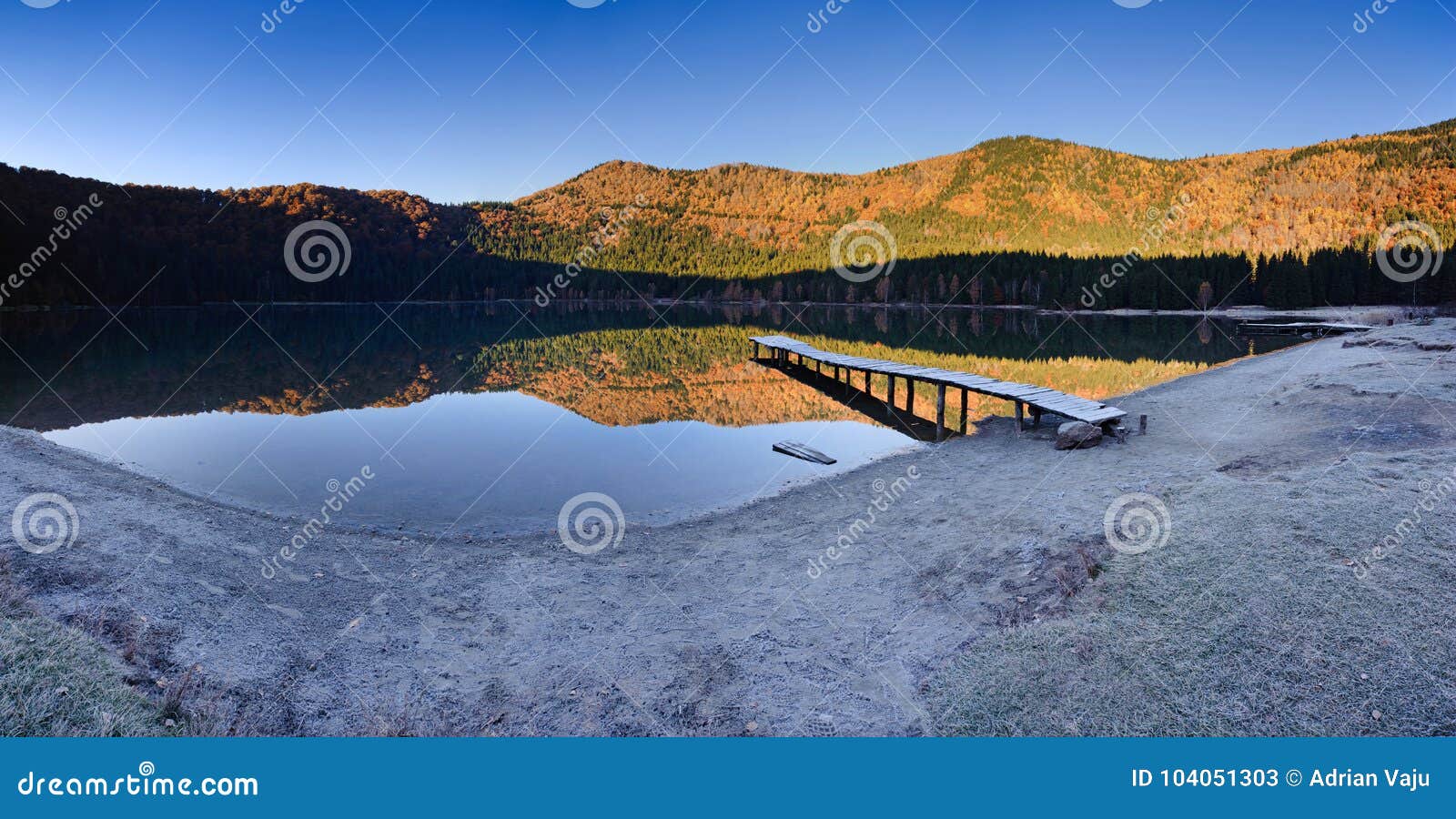 Panorama do lago Ana de Saint no outono da manhã. Saint Ana Lake em Romênia Este é um lago do vulcão Imagem recolhida o outono Reflexão e cores