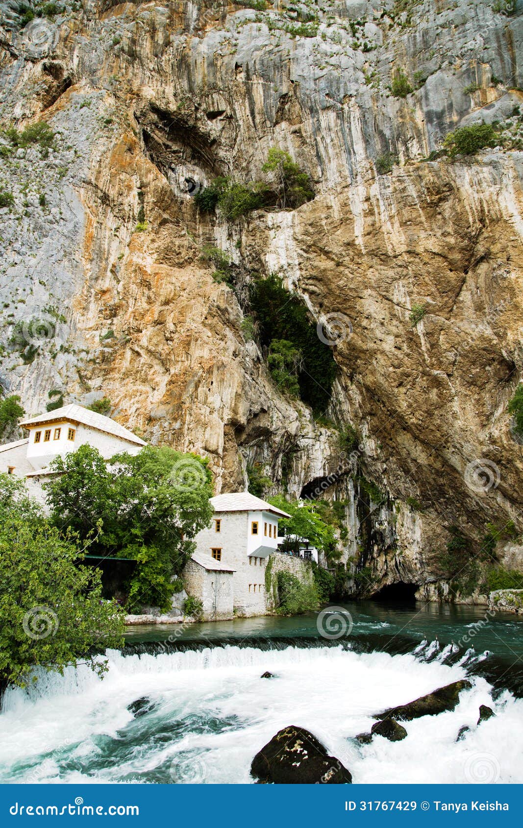 Panorama do rio do Buna com mini cachoeira. Panorama do rio do Buna com mini fonte da cachoeira perto de Mostar em Bósnia e em Herzegovina com água que sai de uma caverna. Apenas acima da caverna estão os dervixes muçulmanos idosos de uma escola.
