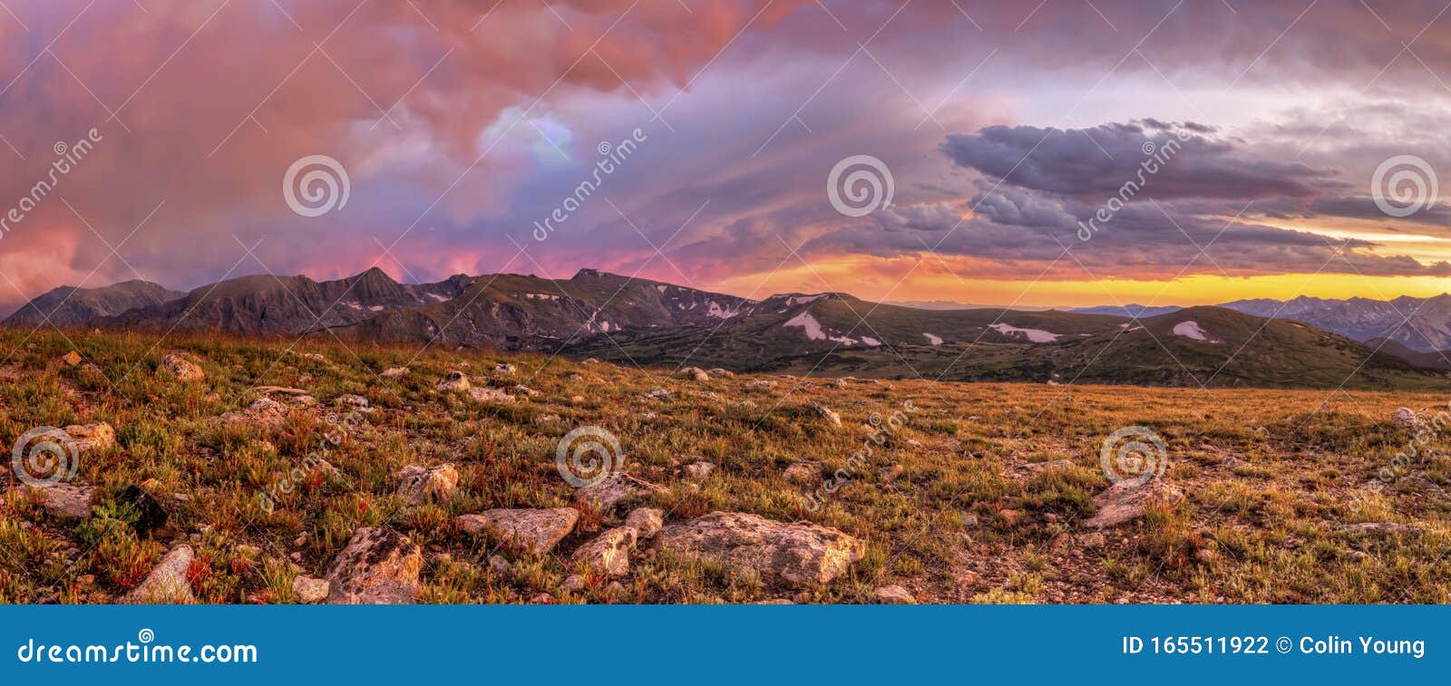 Panorama du coucher de soleil sur le nuage d'été de Trail Ridge. Un spectacle de couchers de soleil étonnamment coloré depuis la chaîne Gore Overview on Trail Ridge Road, Rocky Mountain National Park, Colorado