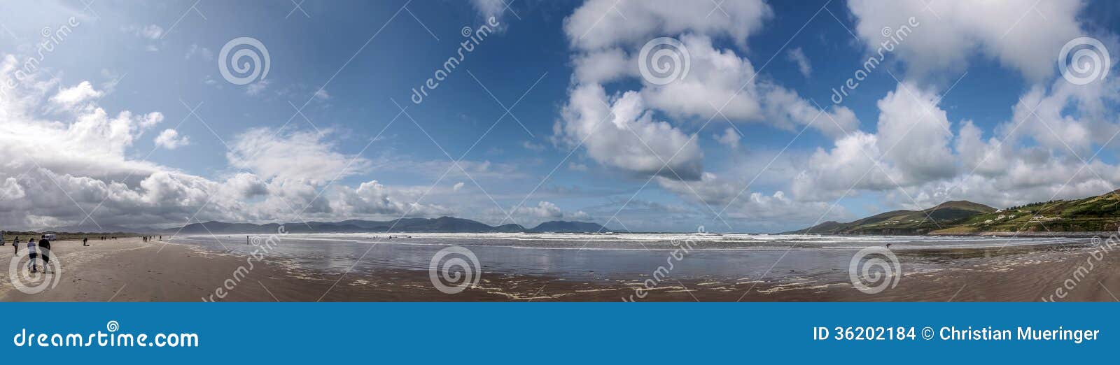 Panorama En La Playa De La Pulgada Foto De Archivo Imagen De Azul panorama-en-la-playa-de-la-pulgada-foto-de-archivo-imagen-de-azul