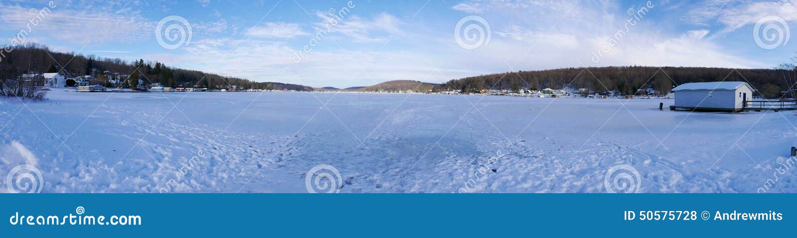 Panorama gelé de lac. Panorama montrant des empreintes de pas allant à travers le lac congelé en hiver Le lac Harvey dans les montagnes de la Pennsylvanie du nord-est