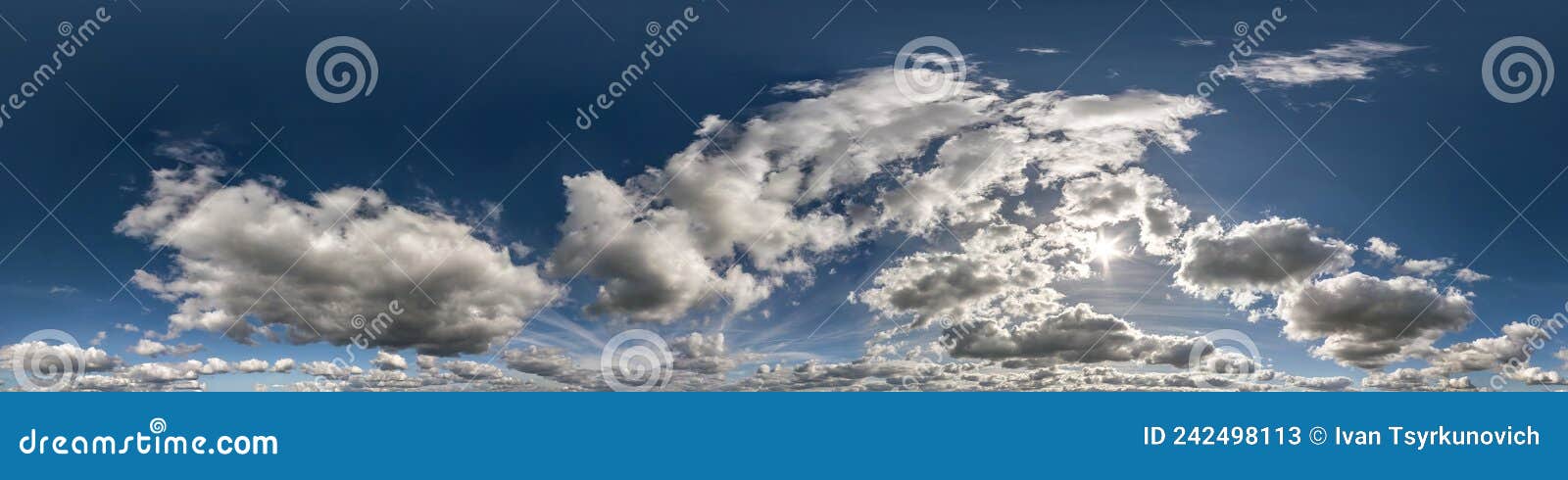 Céu azul com nuvens cumulus como panorama hdri 360 sem costura com