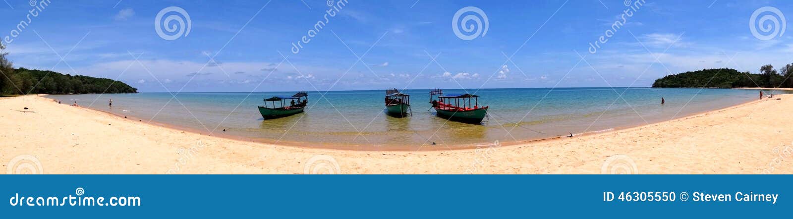 Panorama- strand och fartyg. Härlig panorama- östrand, Sihanoukville, Cambodja