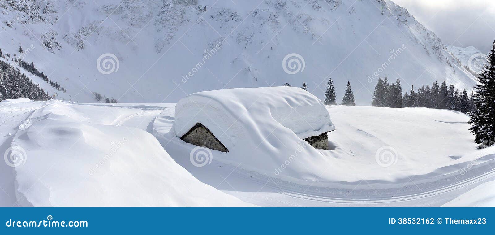 Panorama Suizo De La Choza De Las Montañas Foto de archivo Imagen de