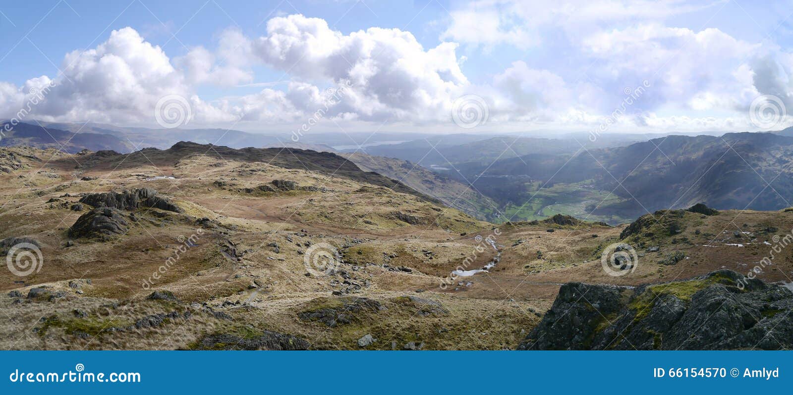 Panorama- till avlägsna Windermere, sjöområde. Kapellstättaområde i dalen under, från nästan Blea Rigg