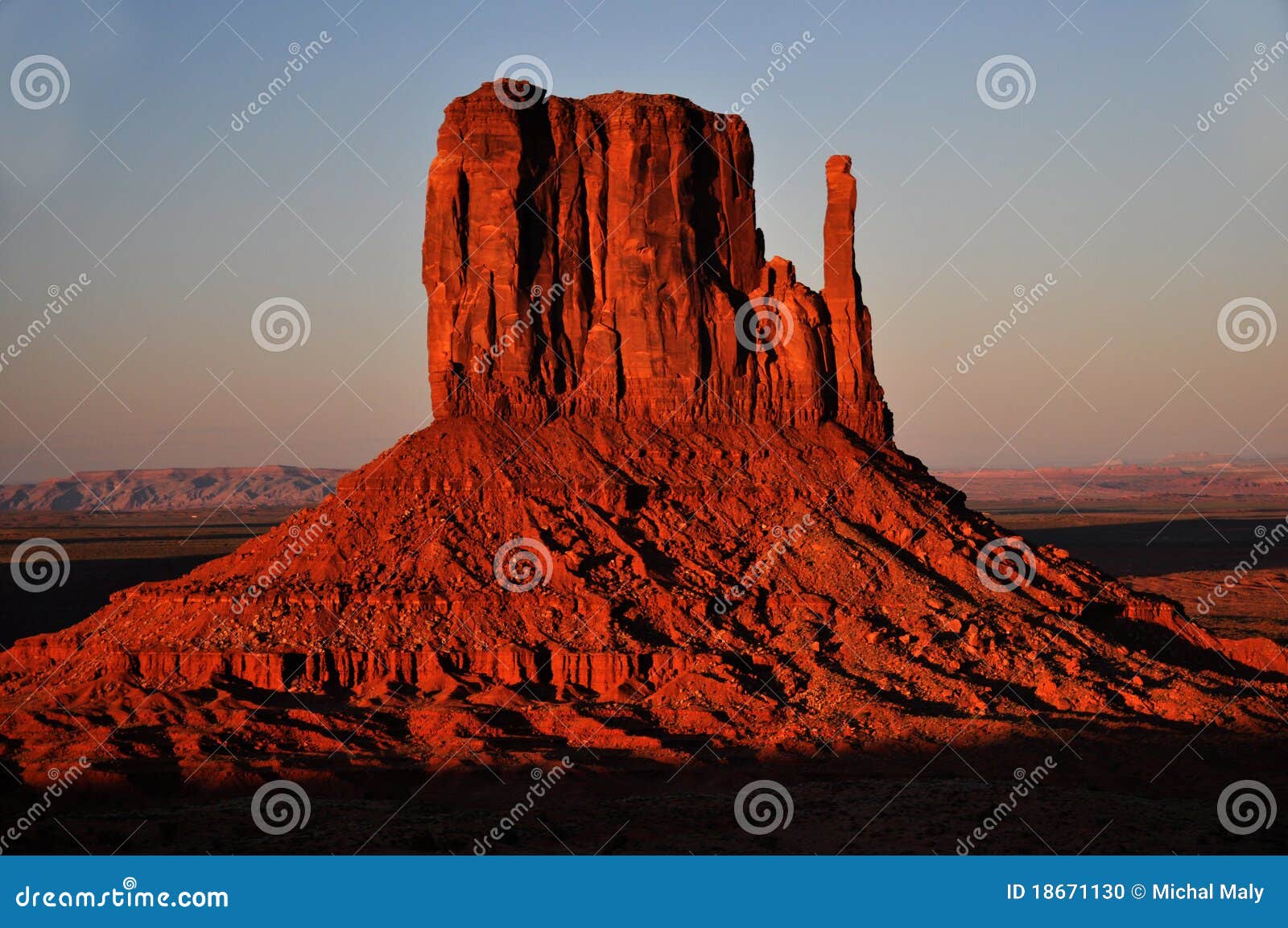 Panorama tribal de stationnement d'Indien de Navajo de vallée de monument. Visualisez la vallée de monument le centre, d'Utah et d'Arizona tribals de visiteur de stationnement d'Indien de Navajo