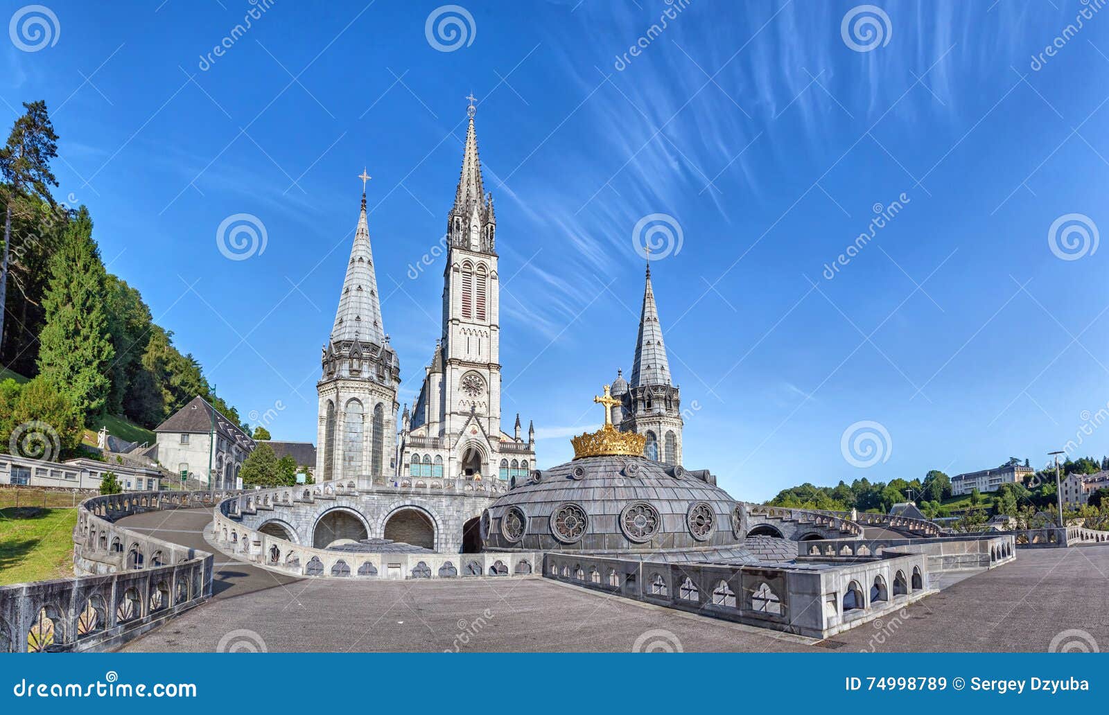 Panorama Van Rozentuinbasiliek in Lourdes Stock Afbeelding - Image of ...