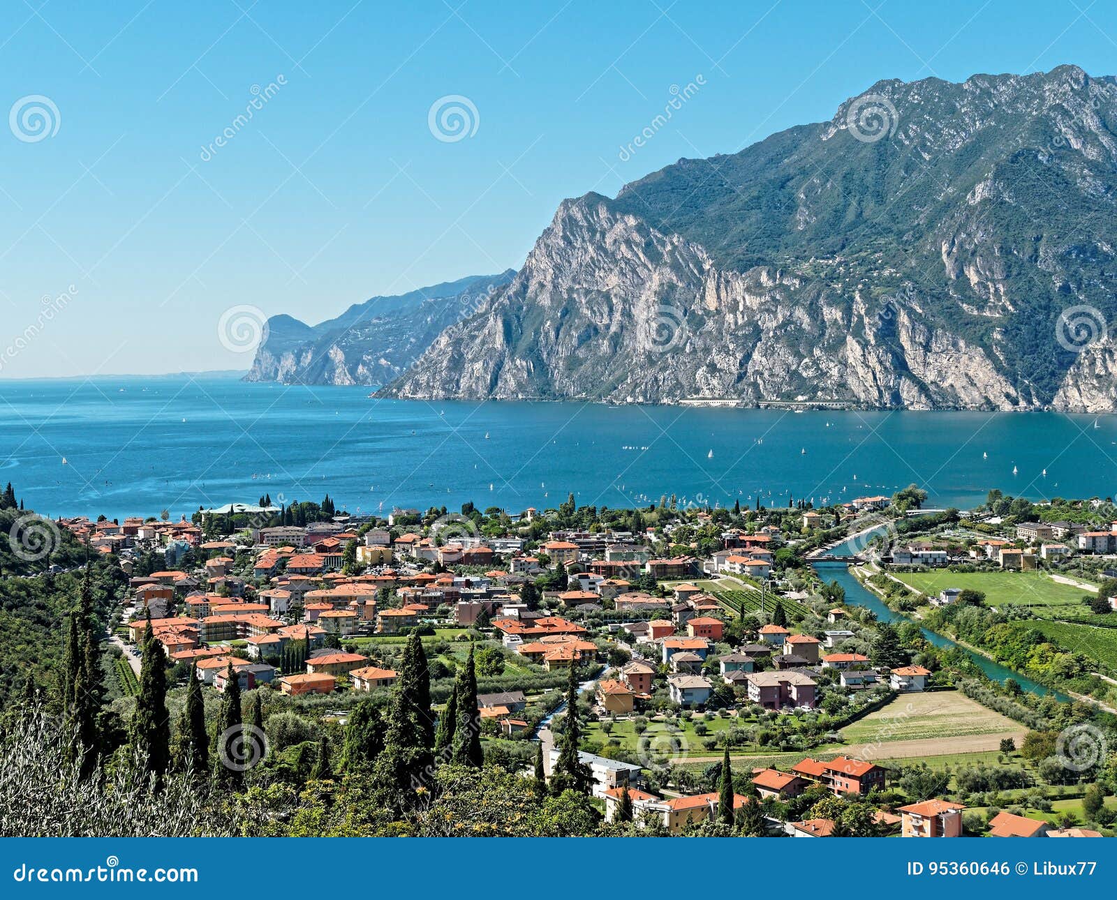 Panoramablick von Riva del Garda auf See Italien