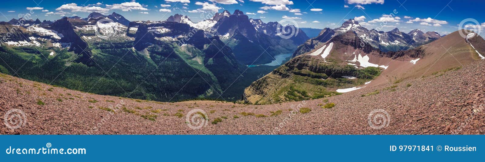 Panoramatic sikt av berg i glaciären NP, USA från den Acamina slingan i Waterton sjöar NP i Kanada