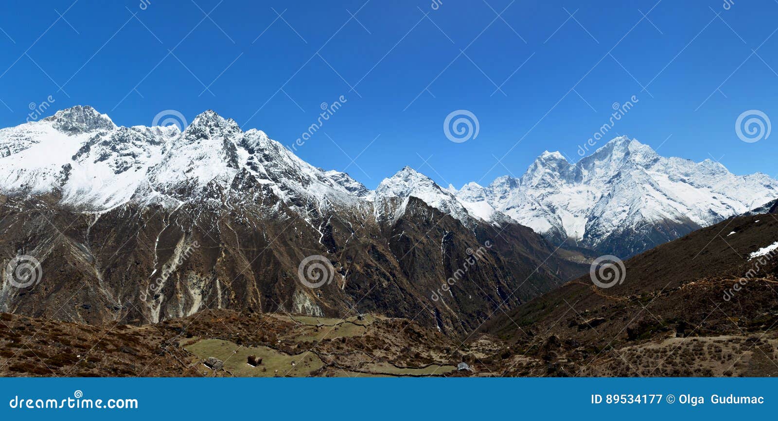 Panoramautsikt av Himalayan berg på vägen till Gokyo sjöar. Panoramautsikt av de Himalayan bergen på vägen till Gokyo sjöar, Nepal Trek till Everest basecamp