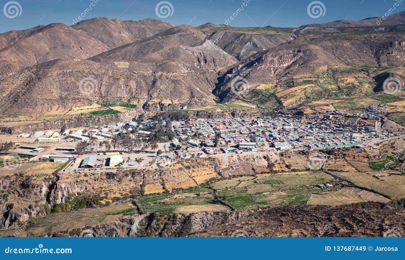 Panoramautsikt av staden av Putre, huvudstad av landskapet av Parinacota, i regionen av Arica och Parinacota, nordliga Chile