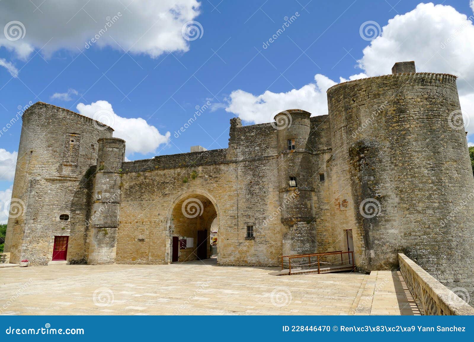 courtyard and ramparts of duras castle