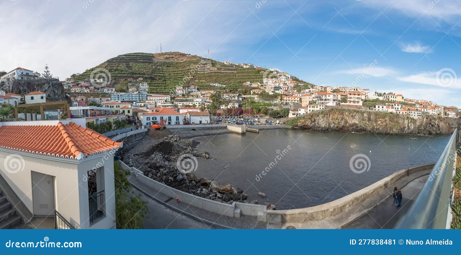 panoramic view cÃ¢mara do lobos bay and harbour, a small touristic fisherman's village