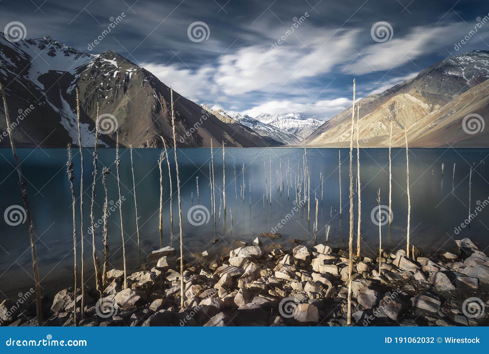 panoramica de un lago con las montaÃÂ±as y el cielo azul