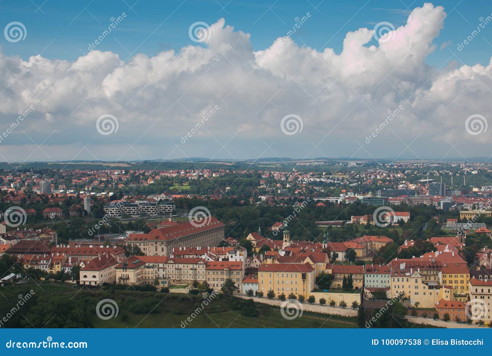 Panoramiczny widok Praga miasto na letnim dniu, republika czech